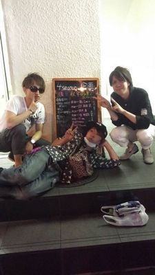 4seasons staffのTwitterです！元ロードオブメジャーbass松本賢一さん率いる「Golden Smile Music」所属。ライブ・イベント・ラジオなどなど色々な情報を配信していきます！チケットの予約も受付中。RT&フォローお願いします！！