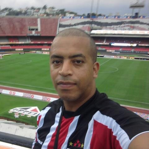 Peixes, vendedor, São Paulo FC, casado com Fabiana, pai da Sophia, viciado em games, celulares, tecnologia e atropelador de tristeza e dificuldades!