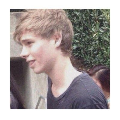 MeYouhoods's profile picture. check out @5sosfollowalarm for dms and follow updates :)