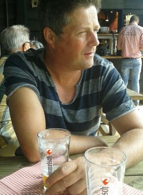 woonachtig in Spoordonk, getrouwd 2 dochters en 1 zoon, verkoper van Fendt tractoren en machines bij Agromec. voetbal, wandelen en tuinieren.