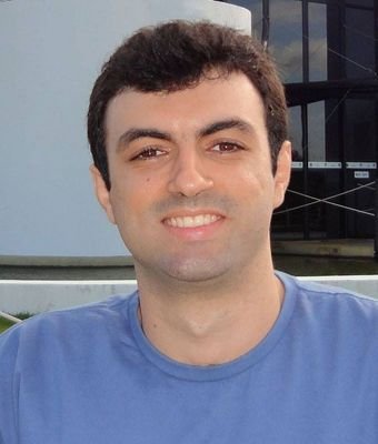 Graduado em Design Gráfico, estudante de Engenharia Têxtil. Atualmente atuo profissionalmente como artefinalista na @Art&C. Sou ABCedista.