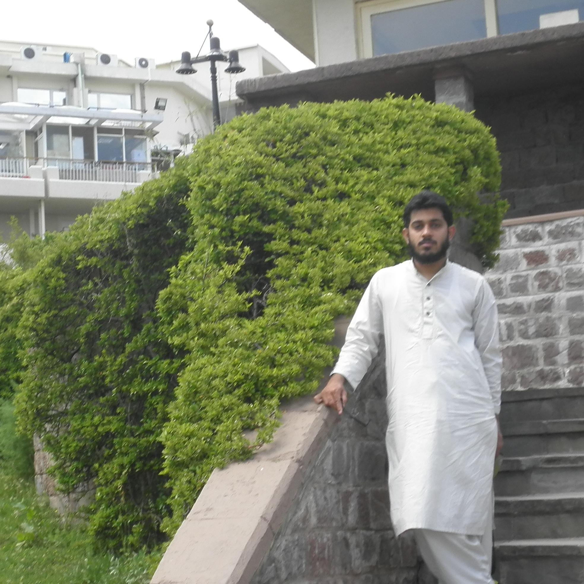 I am Software Engineer who like to improve and create things.