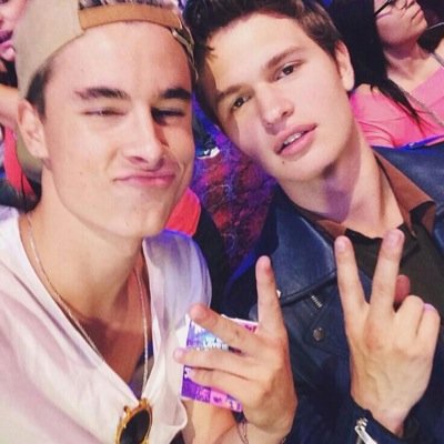 Dont Follow this account Follow my main account @aayoooitsbilly because you just got a free Follow..