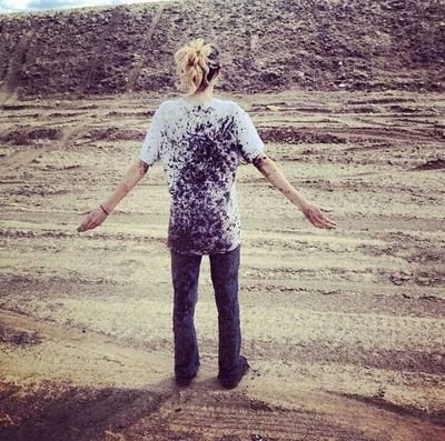 Taken. California. 19. Muddin all day everyday. Sunflowers are kinda my thing. Avi is me. Header is mine.