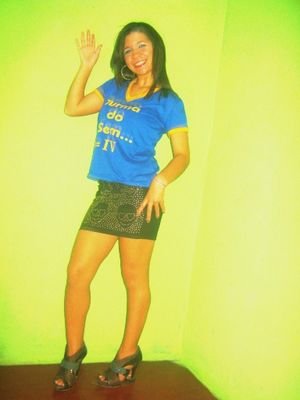 Eu sou uma garota verdadeira...sincera...e gosto mto de min divertir..qdo estou em horas vagas!!!!!! essa sou eu!!!!!!!!! *-*...*-*