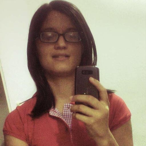 Dramática, irritante, carente, louca, irônica, desligada, chata e muito ciumenta. Prazer, eu.'''