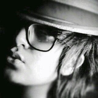 ‏‏ﻟﻦّ ﺍُﺧﺒِﺮُﻛـﻚَ ﻋِﻨّﺪﻣﺂ ﺃﺷﺘﺂق لك ﻛَﻢْ ﻣِﻦ ﺍﻟﺴَـﺎﻋـﺂﺁﺕِ
 ﺃﻗﻀِـﻴﻬَﺂ ﻭﺃﻧﺂ ﺃﻧﻈﺮْ ﺑﺮﺳﺂﺋِﻠﻚ ٍﺍﻟﻘﺪﻳﻤﺔ ! ‏‏‏‏‏‏‏‏‏
