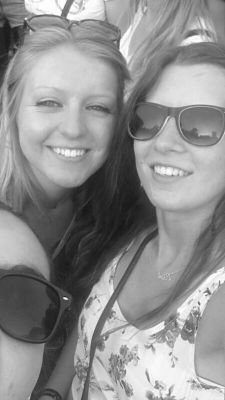 every blond needs a brunette @kuscelinee i love youuu !