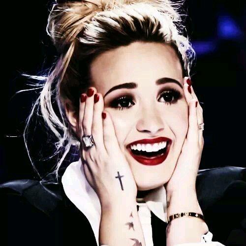 Lovatiic louka ! uhuull Defensora Clarooh q siimm falou da Demi prepara o caixão huum kkkkk