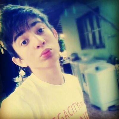 Sígueme, no sé para donde voy pero acompáñame. Soy cursi pero no empalagoso, horny pero respetuoso.