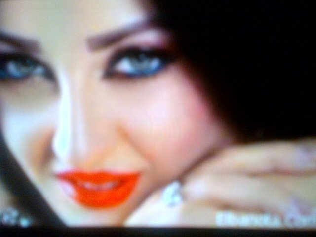 حبوبه وعسوله اسوالف وضحك. والي وناسه مسافرة القاهرة الي يبي كيك. مالي يقولي