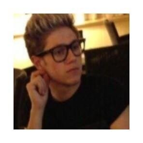 niall, if you happen to see this please follow @ifluffyniall not this account shes trying so hard xx