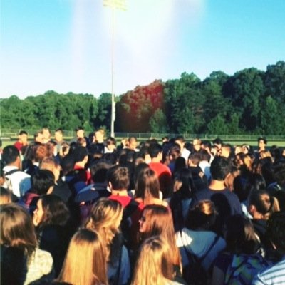 LETUSPRAY101's profile picture. Send photos with your schools name and your praying groups. Tag & hashtag  #letuspray @letuspray101. Lets get it trending!