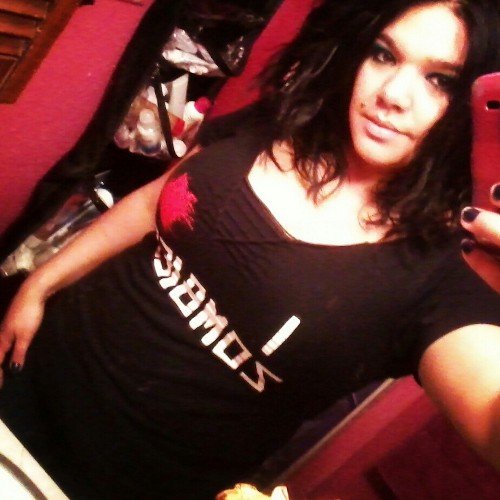 Im a rocker chick into metal, x-games, fashion, going to concerts and playing with my baby girl :)