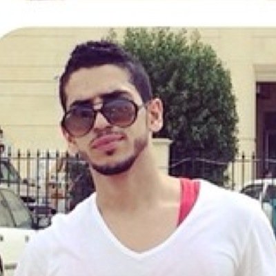 بدايه الحب ابتسامه ... وينمو بقبله ... وينتهي بدمعه