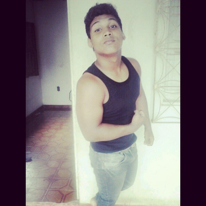 Ei idiota ? sabe que voce e importante pra mim ne ? obrigado por me fazer rir , quando tenho só motivos pra chorar ;$ Te gostoooooo Preto *-* Via: Tua Poderosa♥