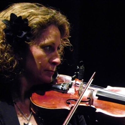 Violinista nell'Orchestra Sinfonica della Provincia di Bari. Vive a Molfetta, sposata con Gianni Zanna e mamma di Adriana e Giacomo Vito