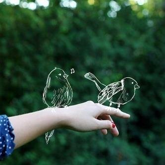 Dos parabatais mentalmente desorientadas, también conocidas como Esther y Sandra. 
/Existen dos tipos de libros; los que son espejos y los que son ventanas./