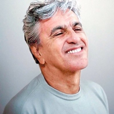 Espaço com informações dedicado a Caetano Veloso. Por: @geoandradef