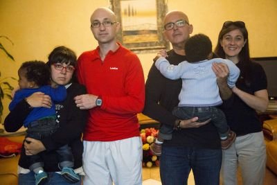 Esto empzo hace 106 dias Y va de 2 niños q no consiguen ser adoptados por las 2 familias con las q conviven hace + de 100 dias.
Y pasa en Etiopia a españoles.