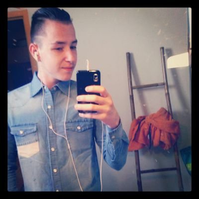 Je préfère crevé avec un frère que survivre avec un traître.                               Instagram: Sydjey49