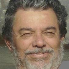 Ing. Comercial, Magister en C. Sociales, Lic. en educación,  Bionaturista.  Docente en Santo Tomas. Ingenieria en Recursos Humanos