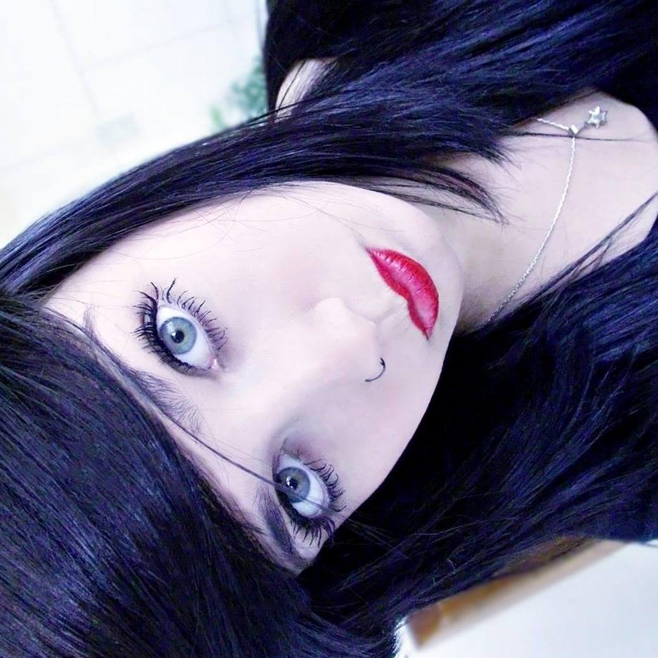 Sou chata,tenho 14 anos,só tenho Twitter,moro em Campinas.
Eai.