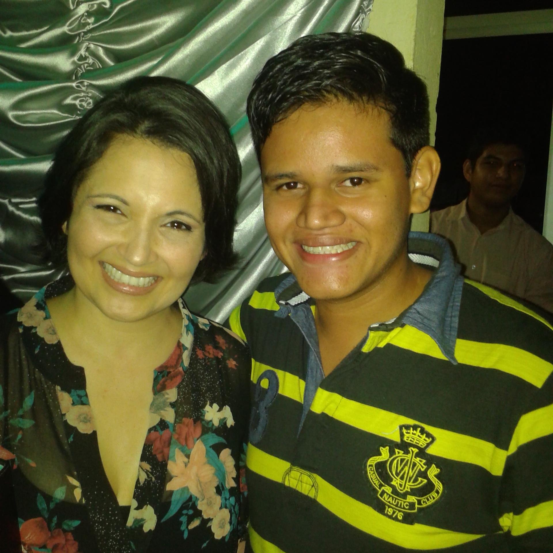 Amo a Deus acima de tudo, sonho com muitas coisas, sou fã da Alessandra e ariney (quem não conhece vai pesquisar) 19 anos. Ahh e gosto de cantar.