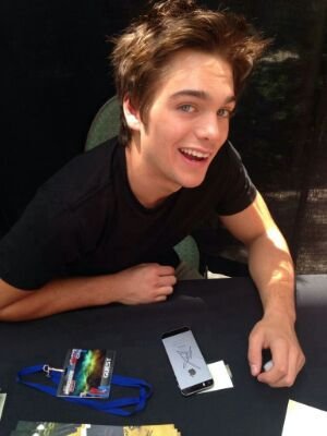 follow @sprayberryhemmo bc she loves you and follows back