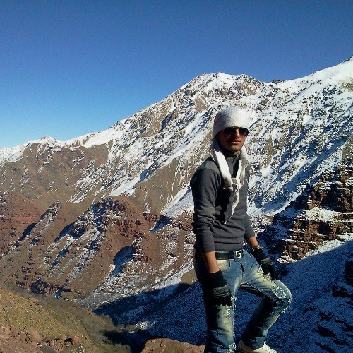 نادر اليافعي العمر 25 سنه متزوج ،  باحث في سلك الماجستير ، جامعة محمد الخامس ، المغرب ، الرباط .