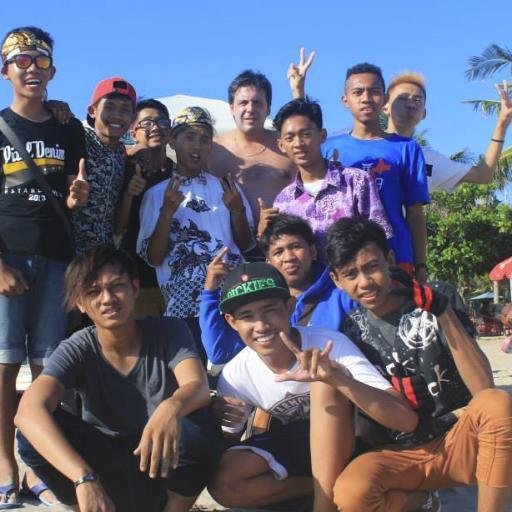 Gak Ada Yg Punya Cita2 Nge Follow Twitter Gw Ye ?