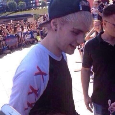 ✧*:・゚i post pictures of michael bc i love michael ✧*:・゚