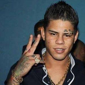 Bandida, bandida,
Ela é bandida,
Sorriu no camarote,
Acompanhado das amiga.♫♪