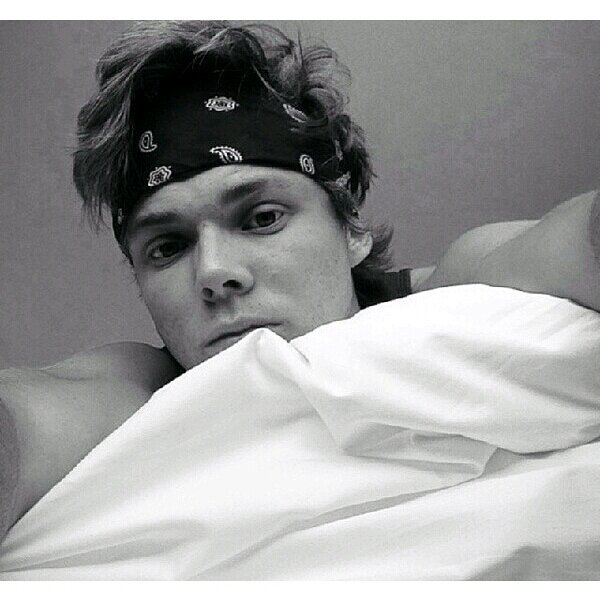 Hi I'm Ashton. Im taken and in love with Luke. ||famous Ashton||Gay||Full Time Cuddler|| Engaged