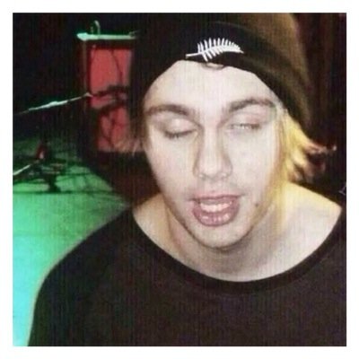 follow back account by @90sgreenday ok ask me if u want another free follow dont be shy ey :))