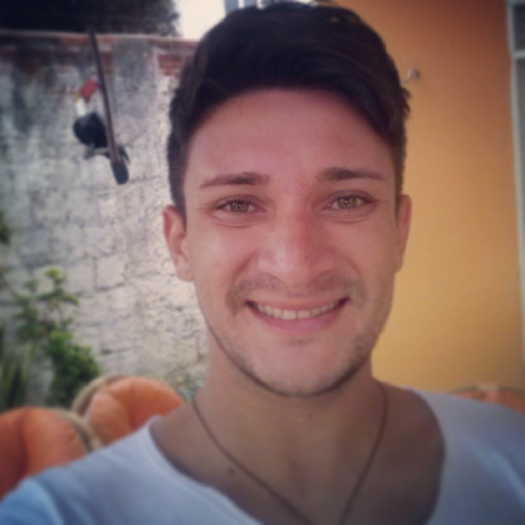 Não me dêem fórmulas certas, pq eu não espero acertar sempre. Não me façam ser o q não sou. Não me convidem a ser igual, pq sinceramente sou diferente.