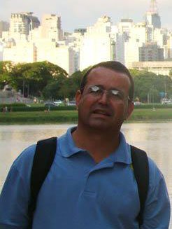 Amo minha família, amigos, praia, futebol e pizza. Nessa ordem. Sou pai, esposo e professor.