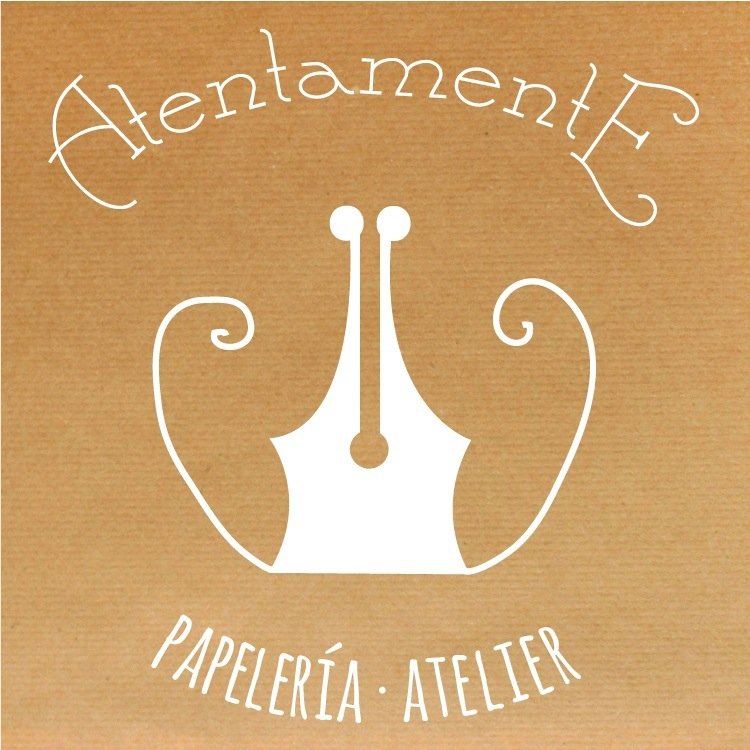 Una papelería linda y un atelier. Una tienda de papel soñada en viajes. Y la opción por lo artesano, que es imperfecto y bonito. En Salamanca y online.