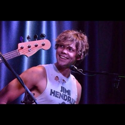 Why do drugs when you can do 5sos¿ ♡