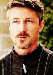 Lord Petyr Baelish, es cabeza de las casas Baelish de Los Dedos y Baelish de Harrenhal. | Señor de Harrenhal | Señor Supremo del Tridente