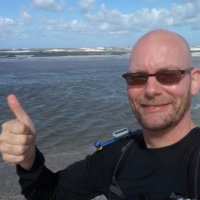 Ik wandel elk weekend tussen 20-30 km, op streekpaden en LAW's in Nederland en soms over de grens. Op mijn Facebook kun je de foto's bekijken.