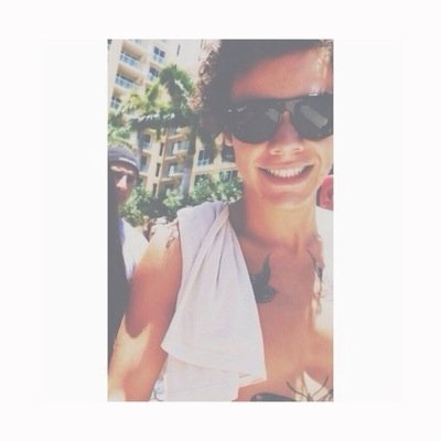 hey please follow @kickthenarry bc she gave you this free follow and she'll follow back just ask