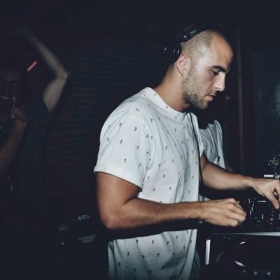 Habitual de antros y víctima de confusiones. Residente en Goya Social Club.