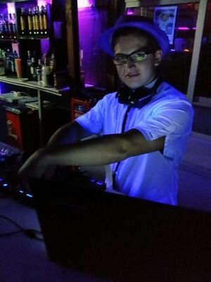 a falta de amor amigos, fiesta y alcohol. Si me buscas estoy en el gym. A parte d panadero soy tu DJ internacional XD