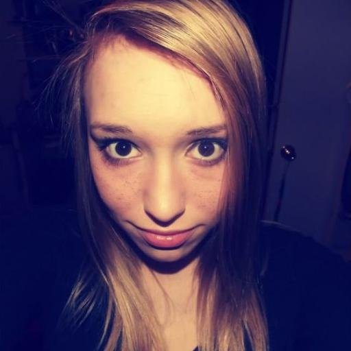 Blonde, 18 ans prude au premier abord, mais je suis une demoiselle coquine et célibataire en + Si t'es un mec sympa, passe me voir #plancul