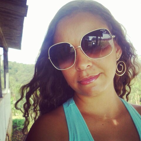 Jornalista...  Simples, tranquila e de bem com a vida!!