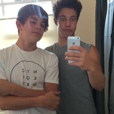 hii! this is a free follow, please follow @BAS1CFAKE. if you want a follow back, just fav all the recent pictures and tweet me when done.