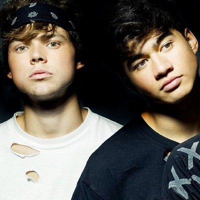 Follow @artsyymgc_ please cuz she gave you a free follow :) ask for a follow back