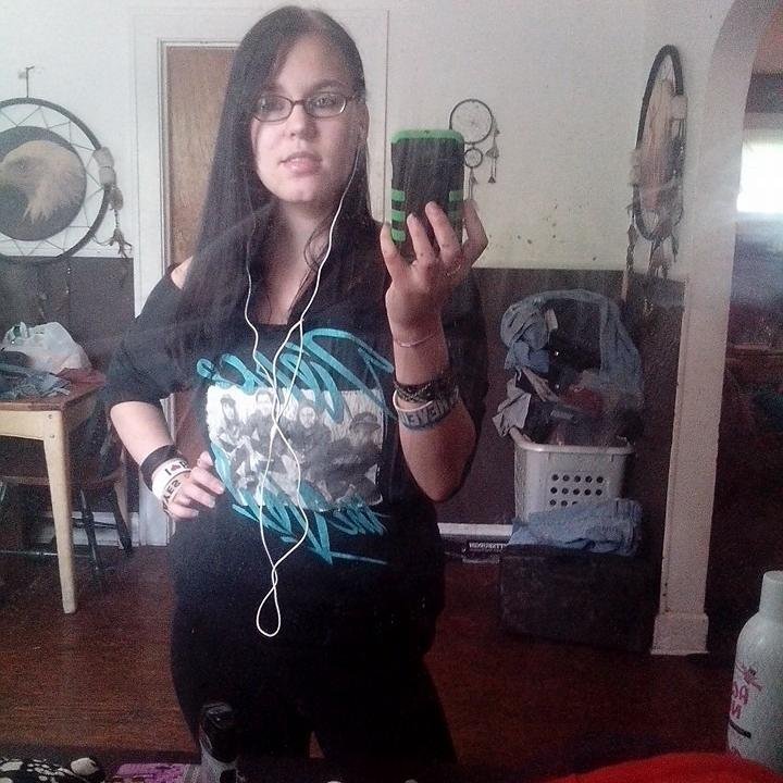my name is Samantha Alice  , remember the name cause one day your gonna see it everywhere , music&photography is my life , that's all ,byee !