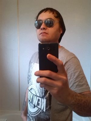 Lover of the female form and a total sucker for redheads and brunettes ;)